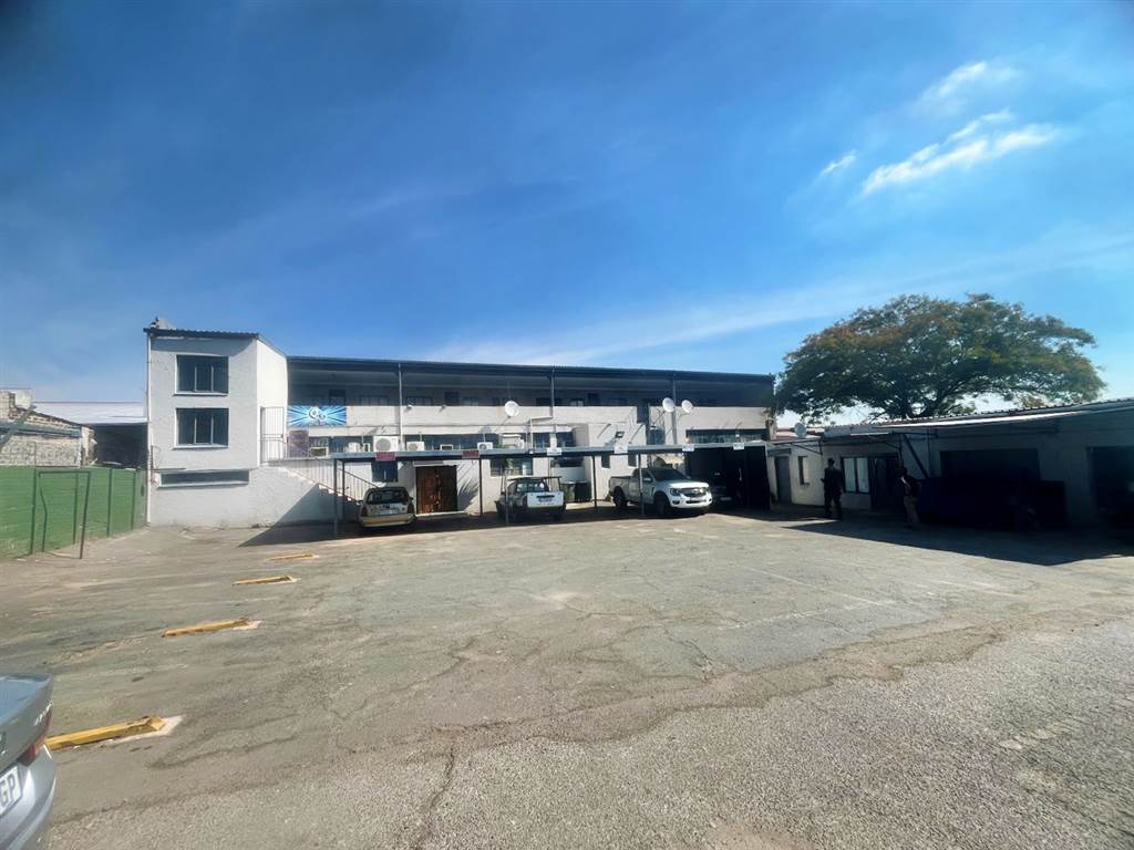 861  m² Commercial space