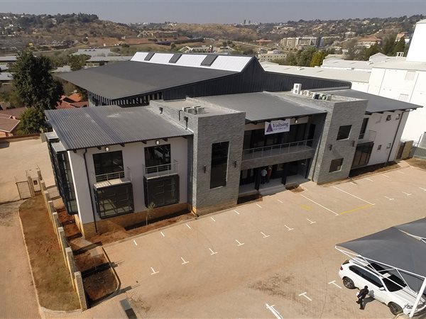 2 985  m² Commercial space